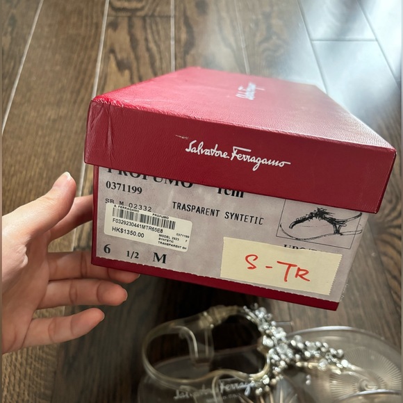 Authentic Ferragamo transparent sandals/flats - Picture 5 of 7
